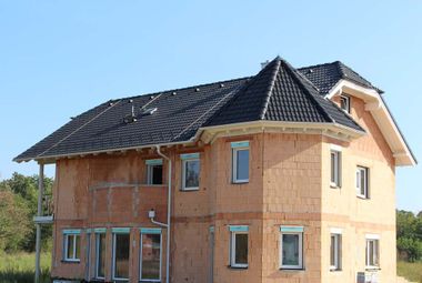 Einfamilienhaus mit Schwarzen Dachziegeln